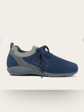 Naot Tama Mens Vegan Lightweight Knit Sneakers in Navy and Light Gray Size 8